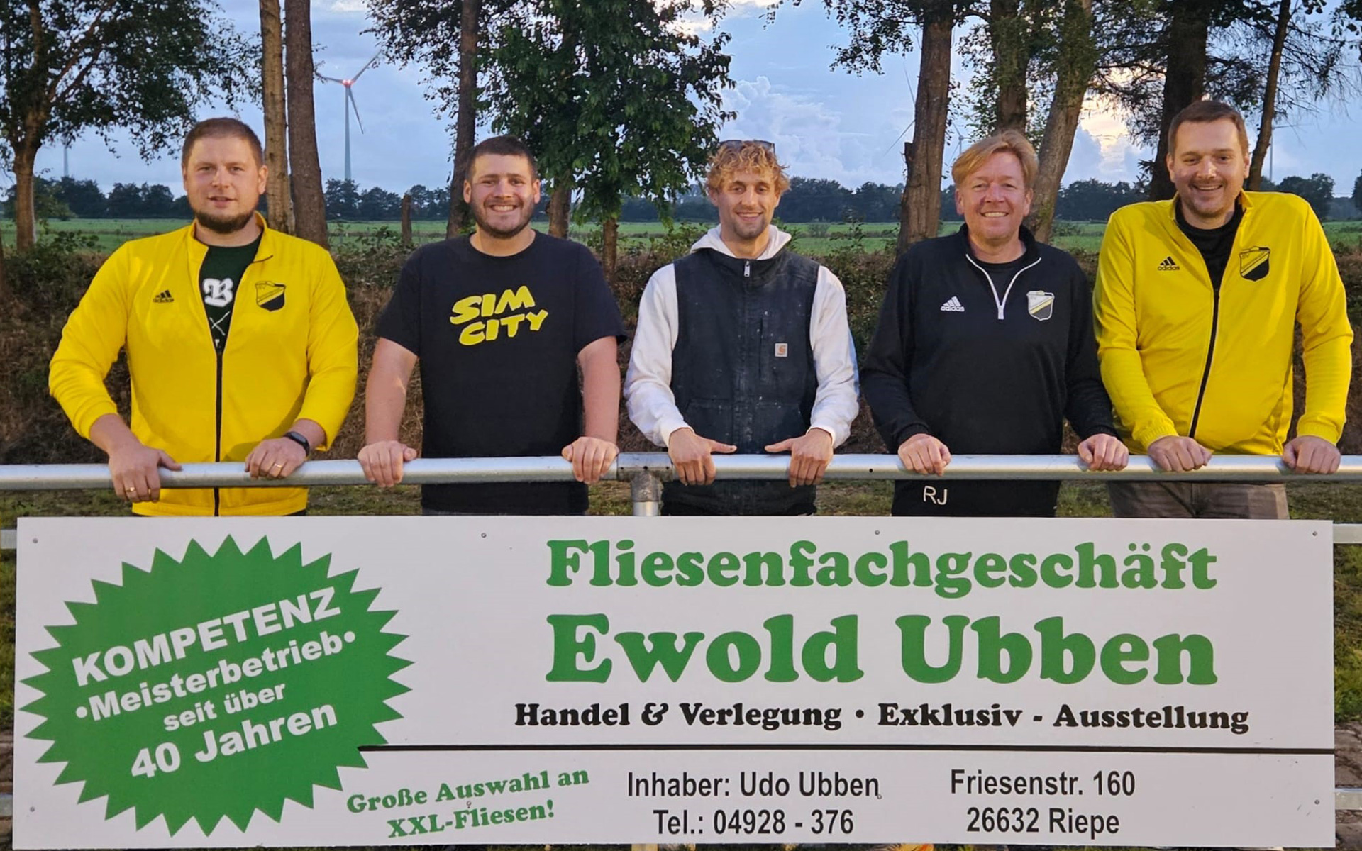 Ewold Ubben aus Riepe unterstützt den SV Simonswolde mit neuer Bande