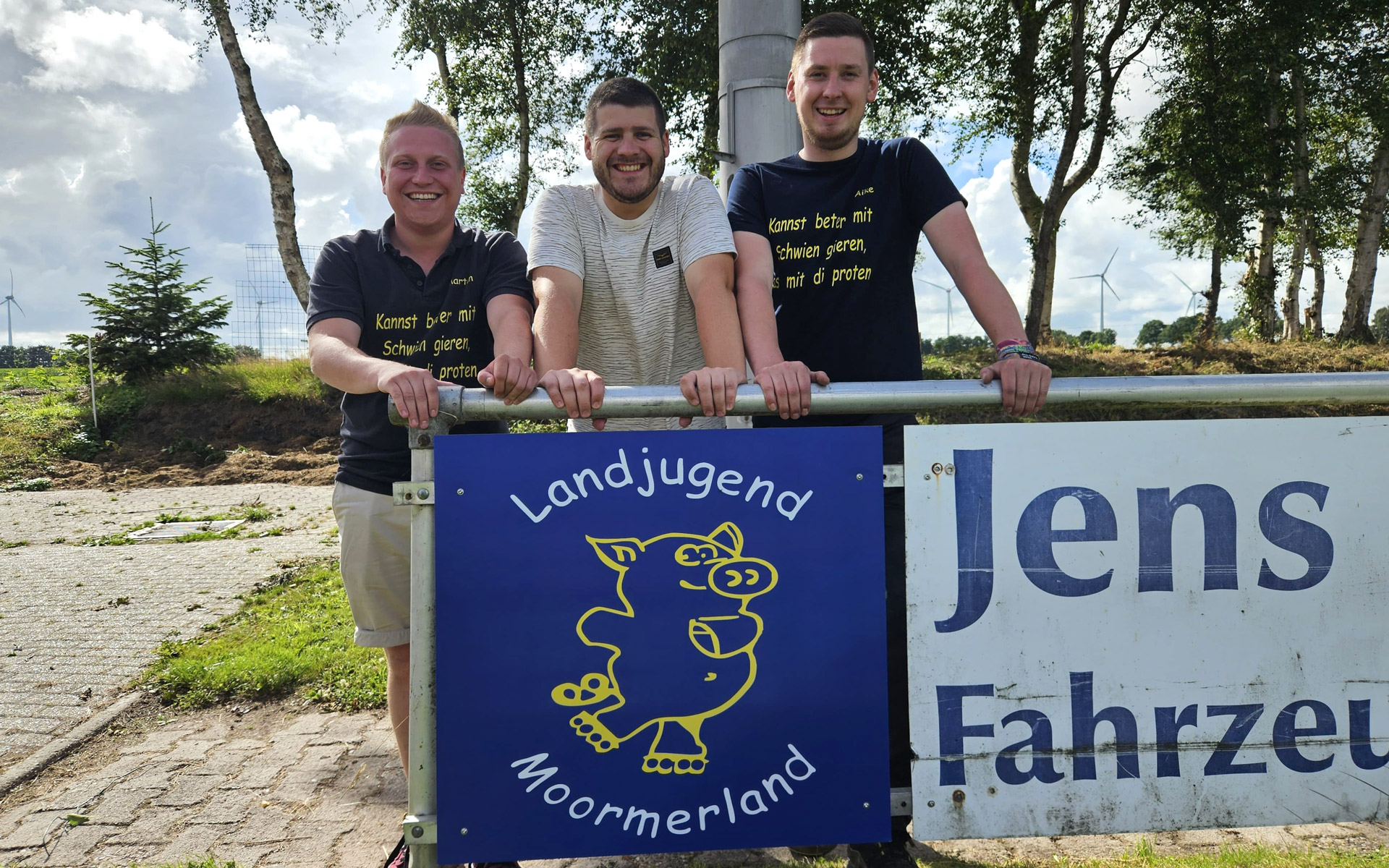 Landjugend Moormerland spendet Bande für den SV Simonswolde